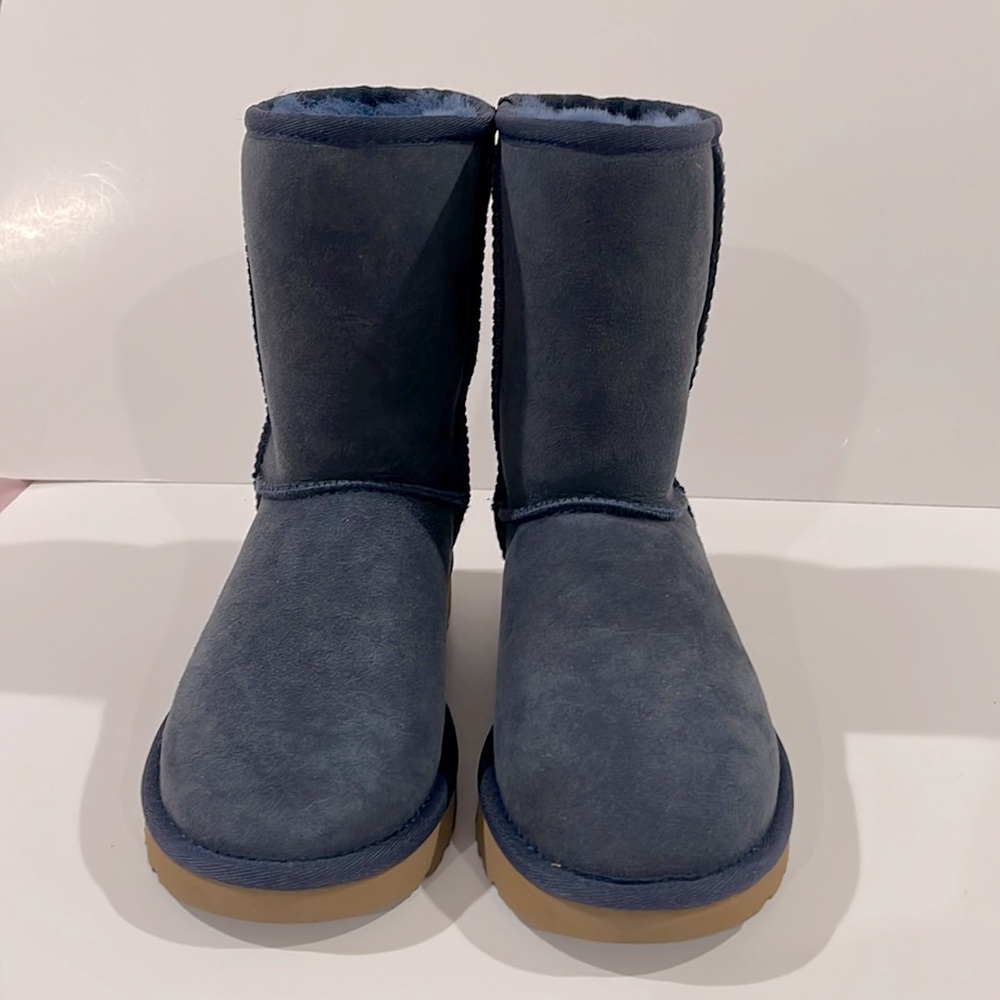 UGG WOMEN'S CLASSIC SHORT II NWOT Size 5
